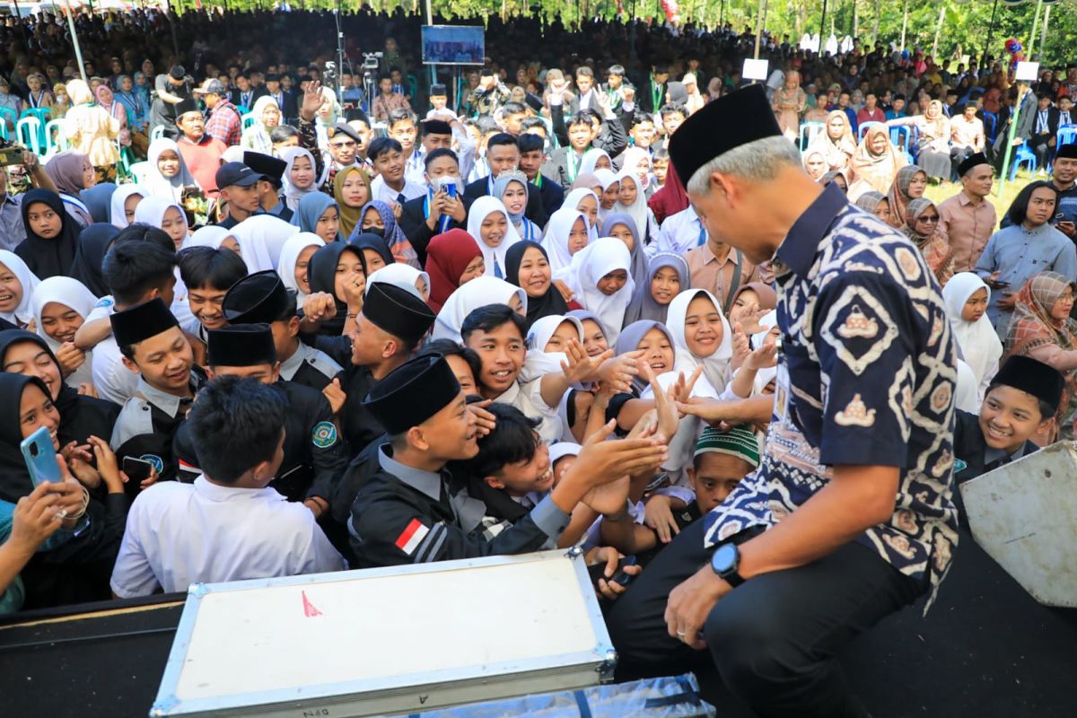 Ganjar Pranowo minta pelajar di Jateng terus belajar manfaatkan teknologi