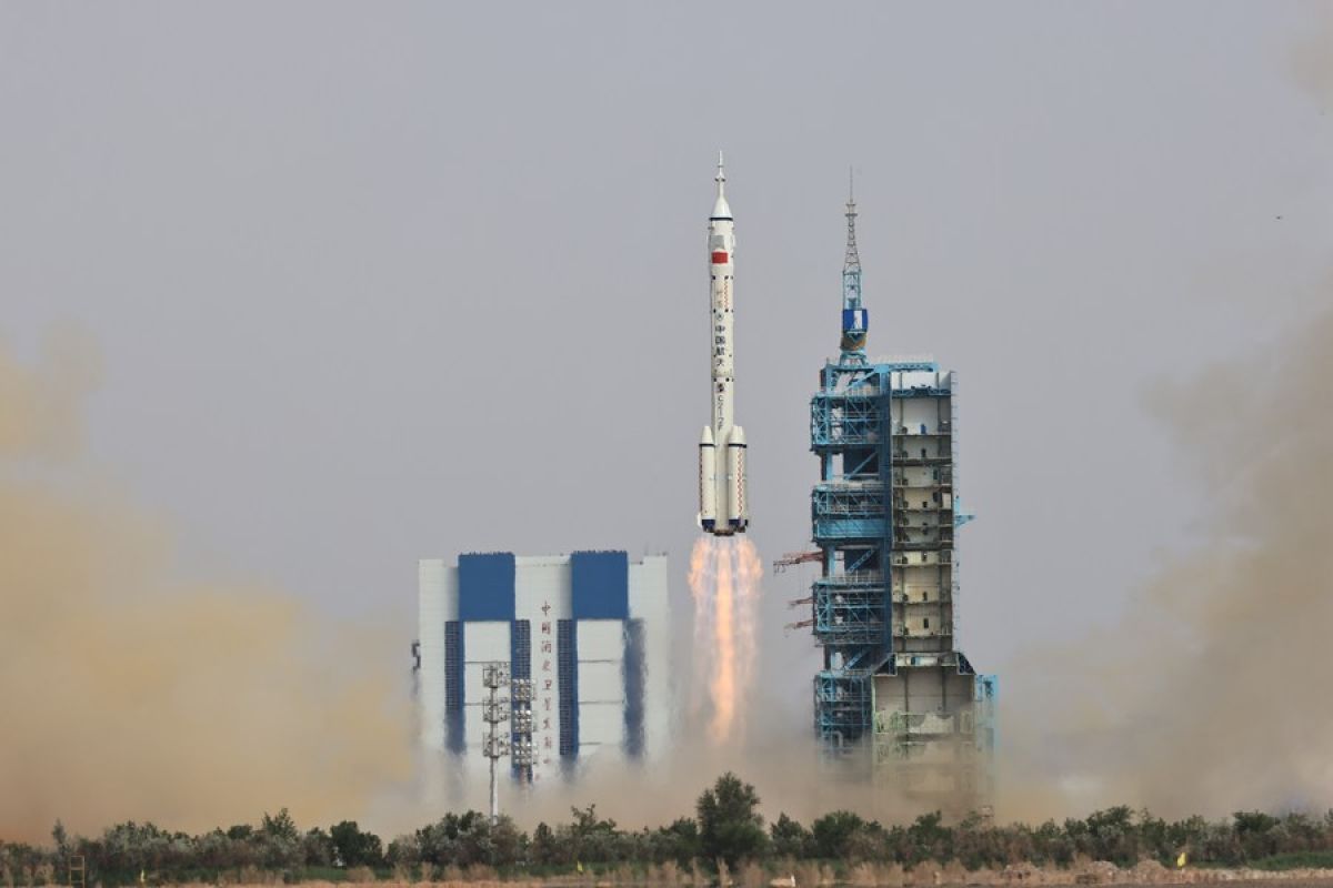 China luncurkan pesawat luar angkasa berawak Shenzhou-16