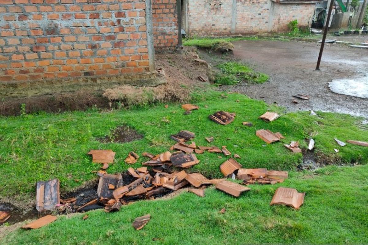 Hujan es rusak rumah warga di Sumsel