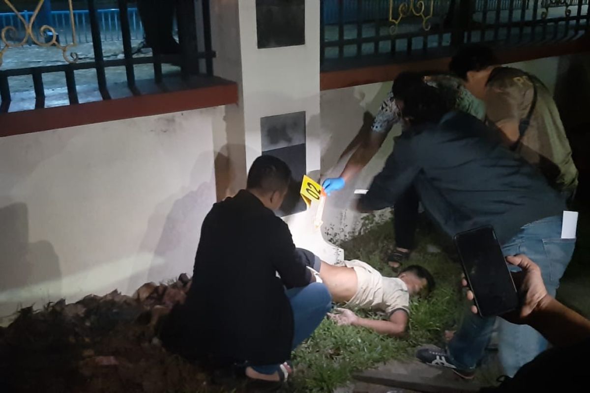 Mayat pria korban kecelakaan ditemukan tersungkur di belakang RSUD Arifin Ahmad