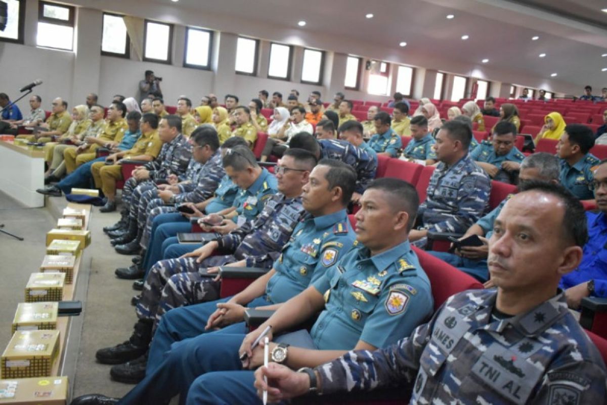 Danlanal Kendari dampingi Danlantamal VI Makassar rakor bersama pemkot