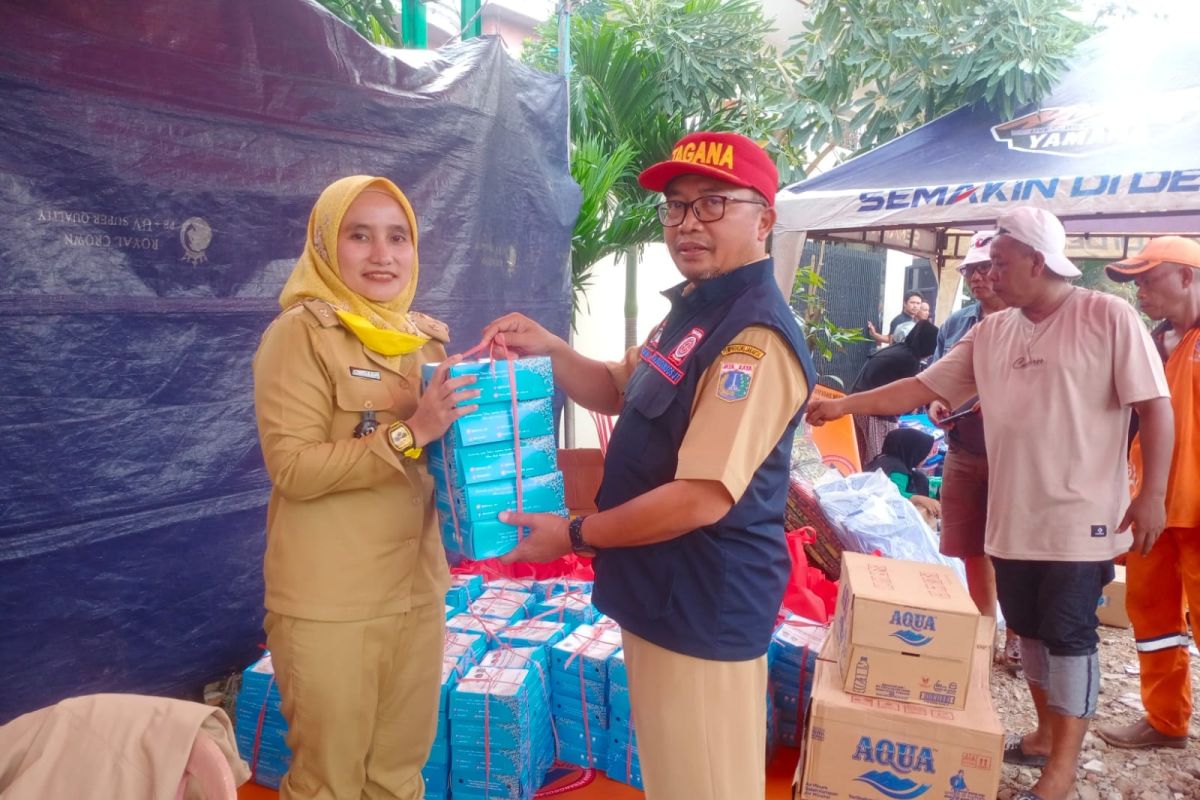 Sudinsos Jaktim berikan bantuan kepada korban kebakaran di Duren Sawit
