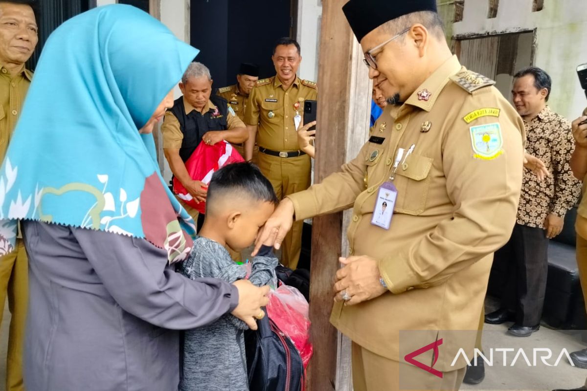 Pemkot Jambi salurkan bantuan korban kebakaran di Tanjung Johor