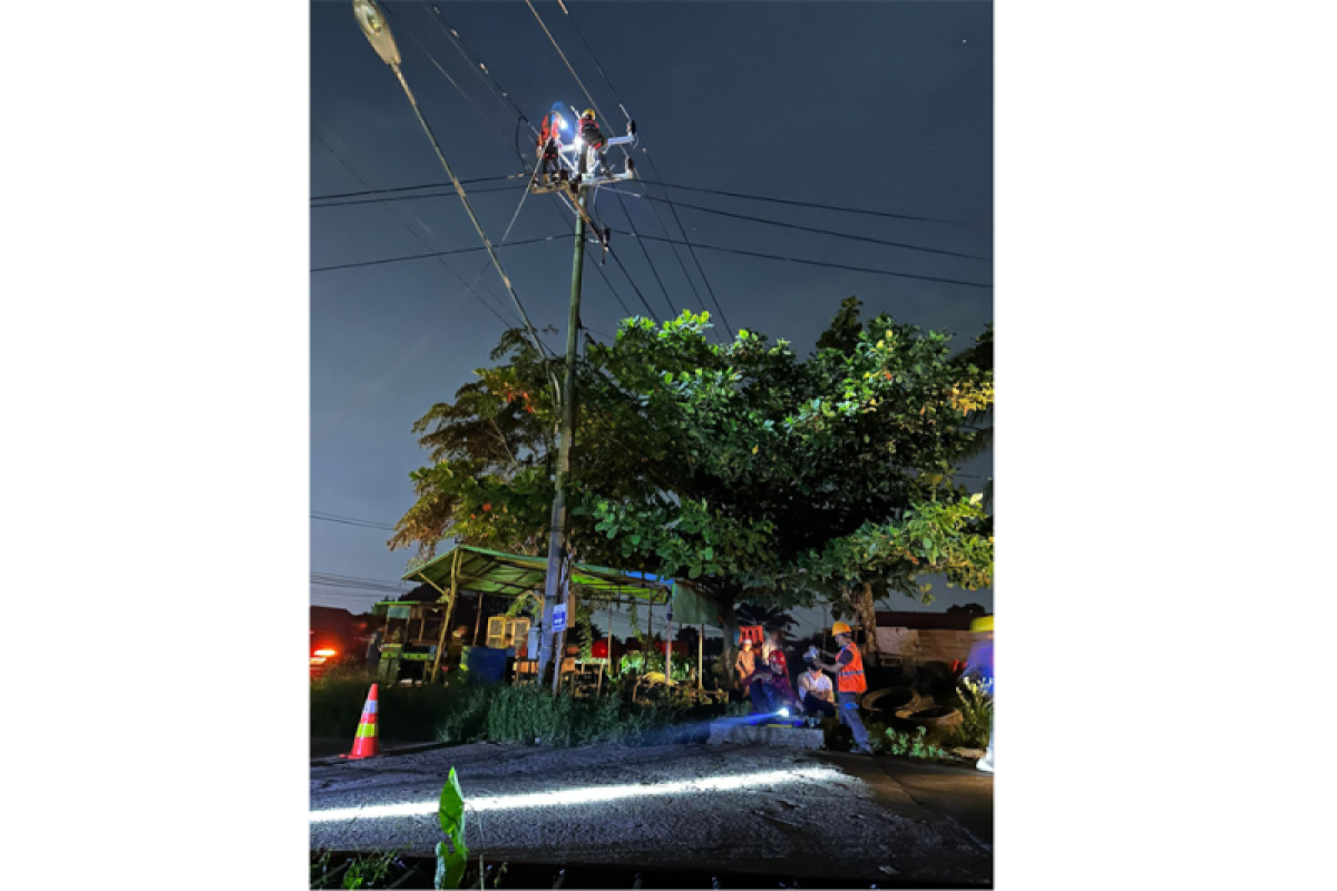 Jaringan listrik di Siantan putus dihantam kawat layang-layang