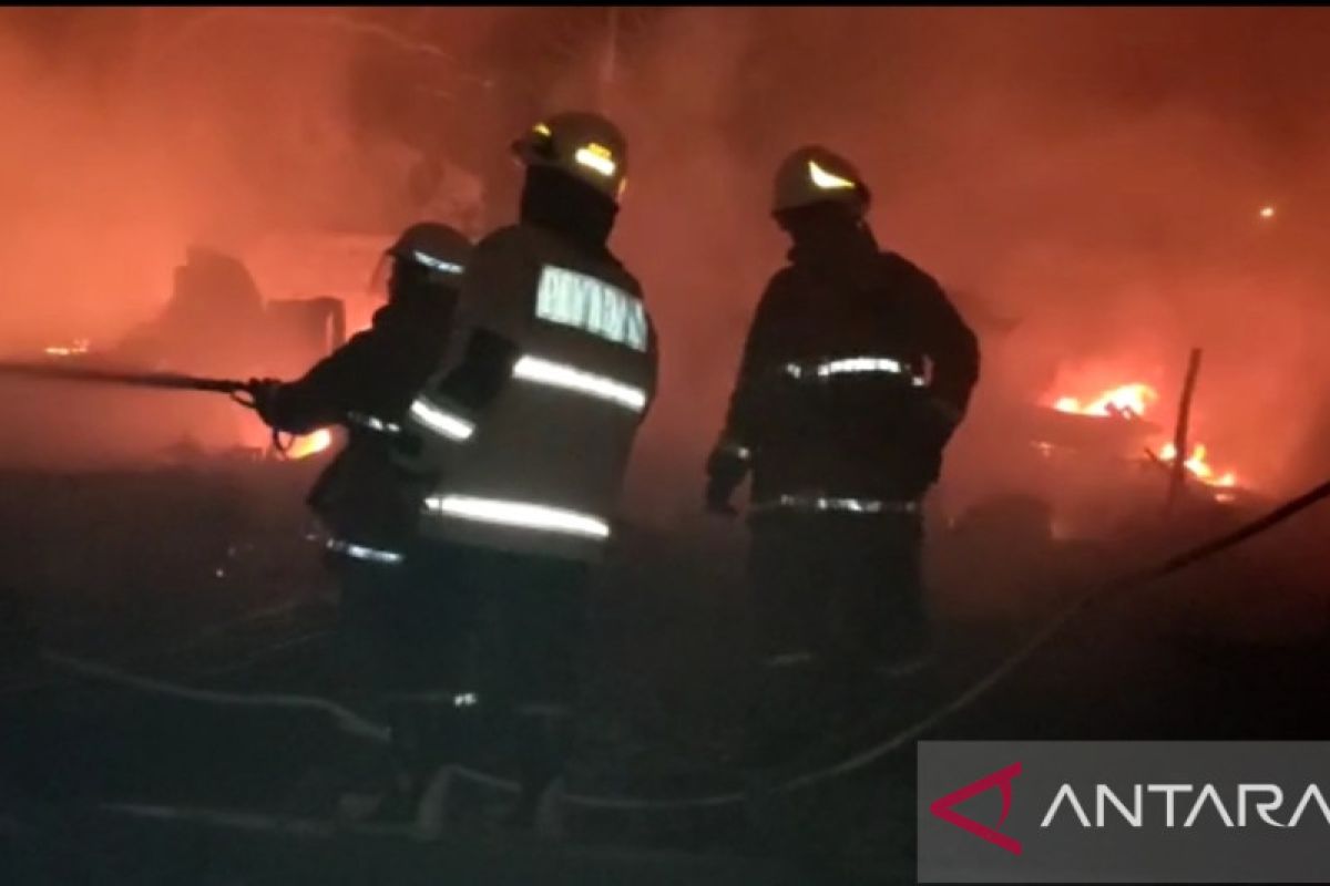 Satu orang tewas akibat kebakaran 25 lapak pemulung di Jaktim