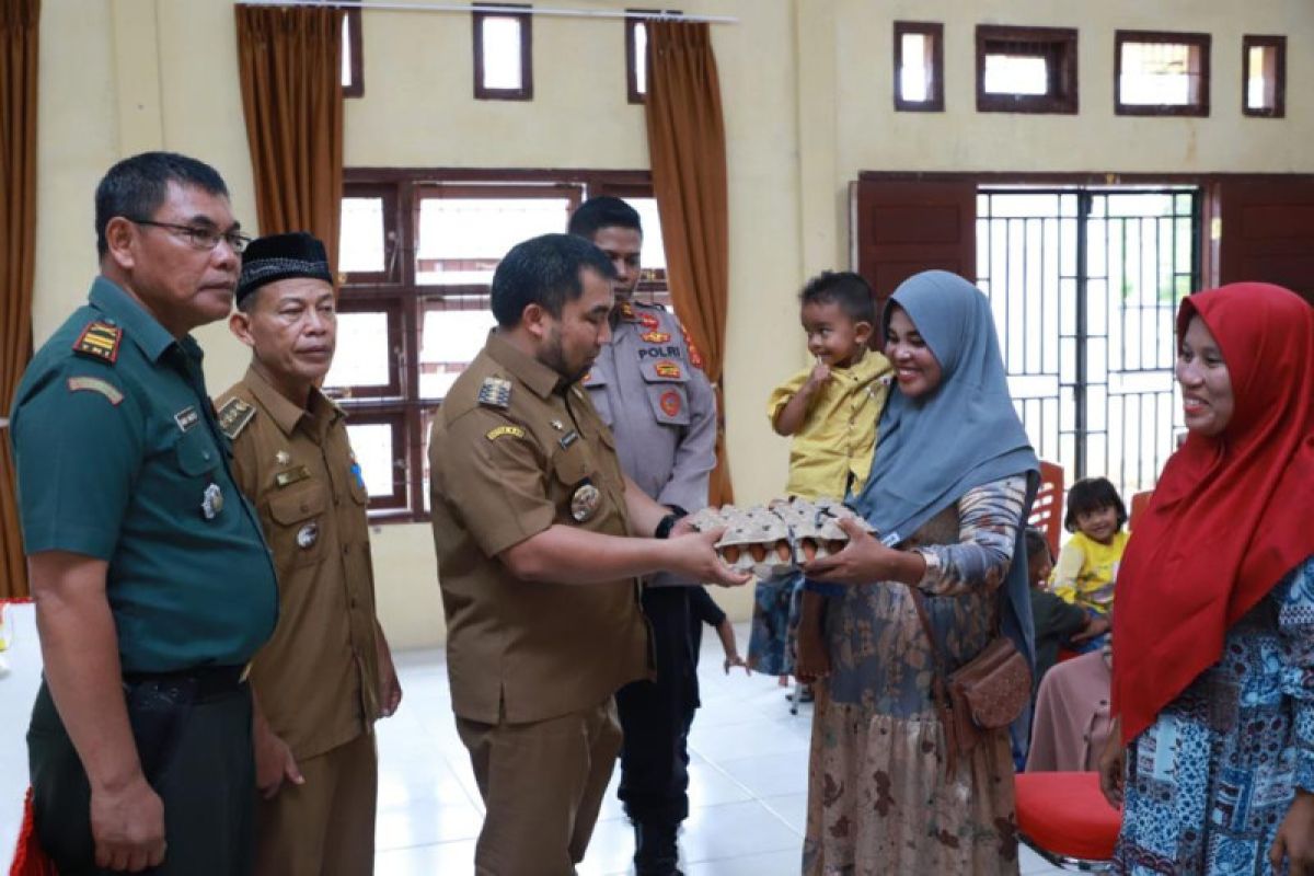 Pemkab Aceh Besar bagi telur ayam cegah stunting