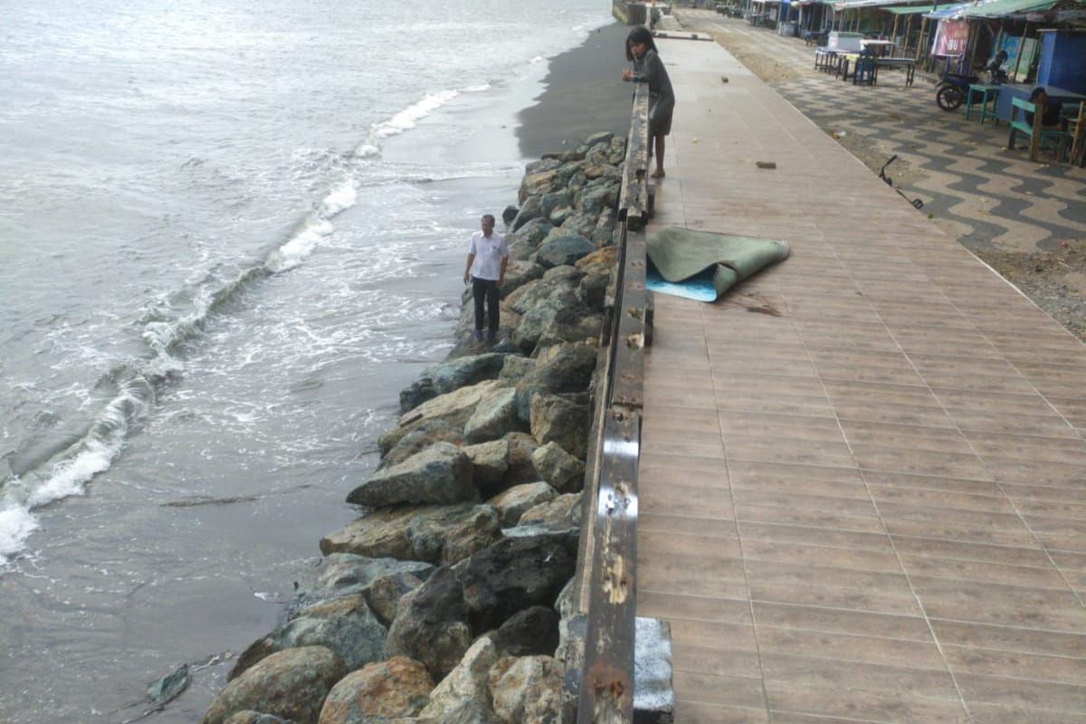 Dinas PUPR Mataram tuntaskan pemasangan pengaman tanggul Pantai Ampenan