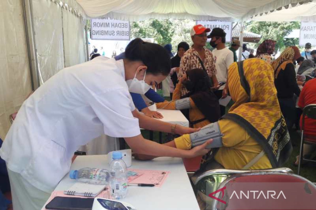 Ribuan warga ikuti pengobatan gratis peringatan Waisak di Borobudur