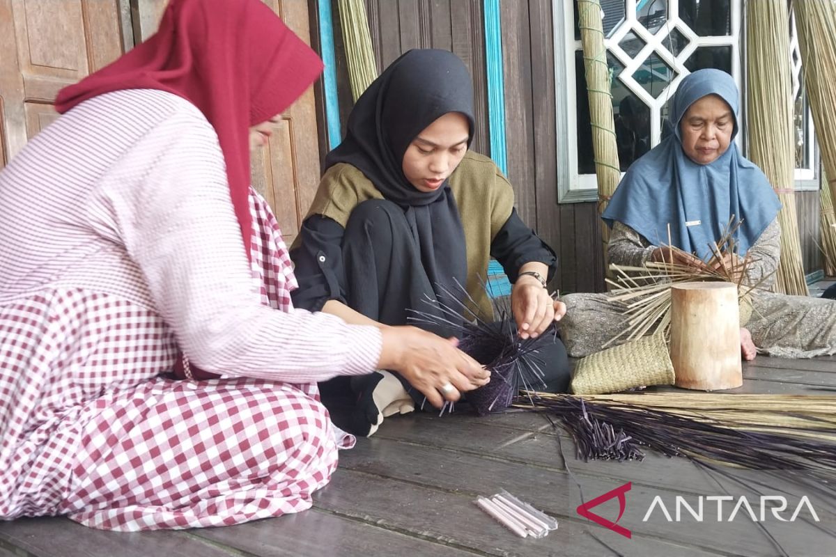 Anyaman tanaman purun jadi ladang usaha warga Lampihong