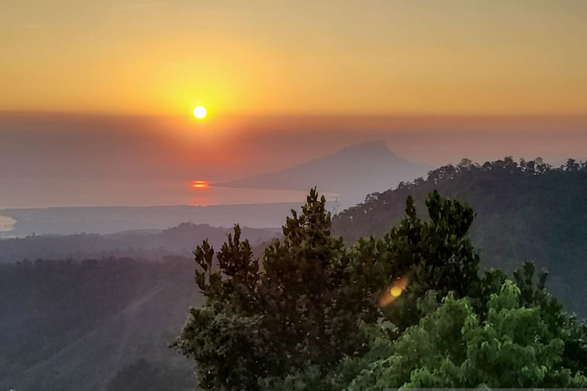 Menikmati Matahari terbit dan terbenam dari Bukit Legend SItubondo, Jawa Timur