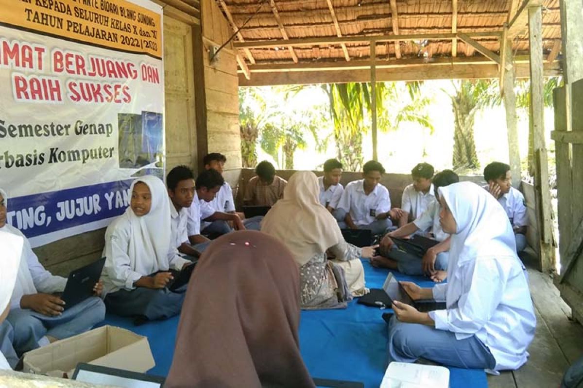 Tak ada jaringan internet, pelajar di Aceh Timur ujian di atas bukit