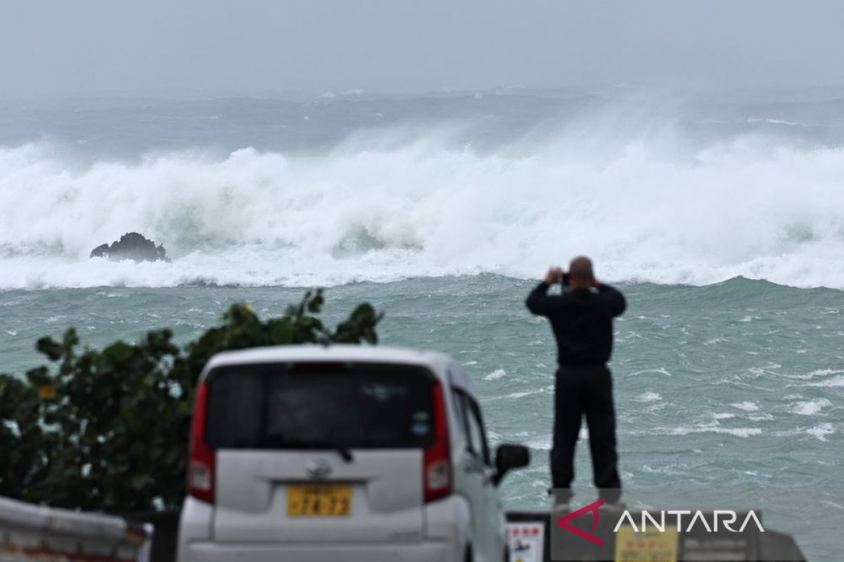 Topan landa Okinawa, sebabkan satu orang tewas dan listrik padam