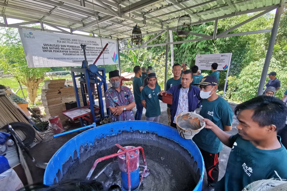 PLN NTB berikan bantuan Rp111 juta untuk UMKM pengolah limbah