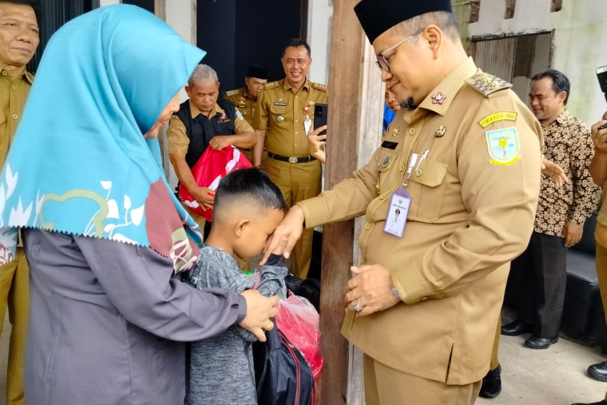 Pemkot Jambi salurkan bantuan korban kebakaran Tanjung Johor