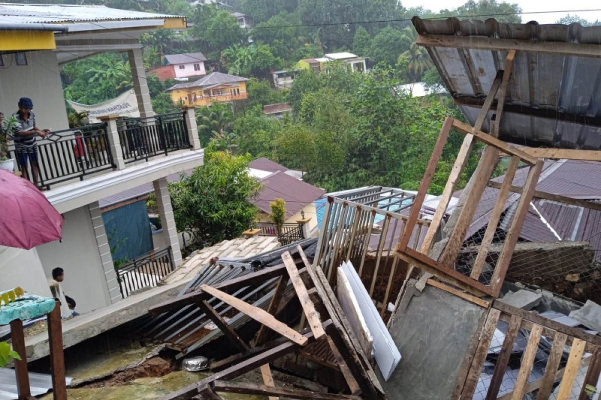 Banjir dan longsor terjang tiga kecamatan di Ambon