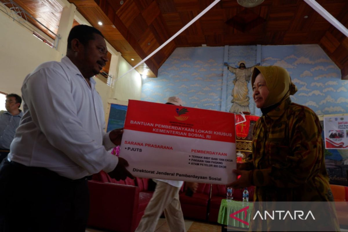 Mensos Tri Rismaharini serahkan bantuan pemberdayaan warga Skouw Papua