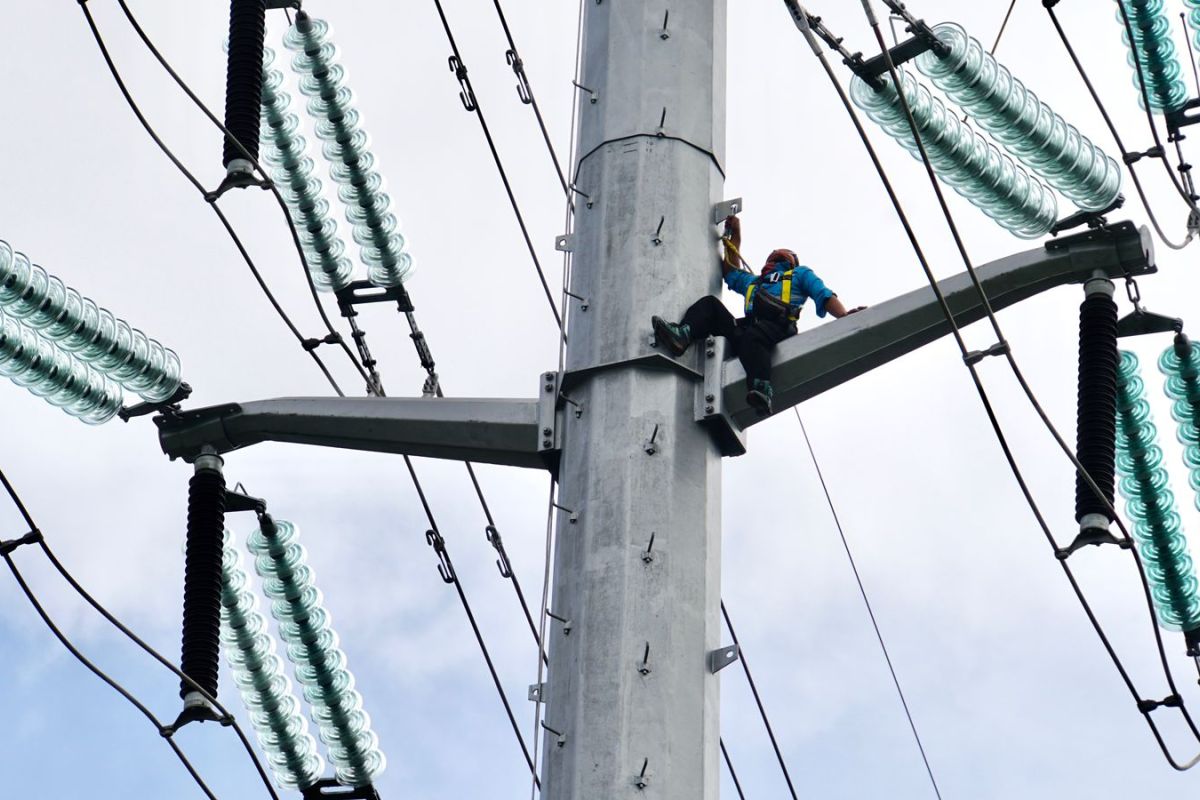 PLN rampungkan transmisi listrik 150 kV Surabaya Selatan-Kalisari