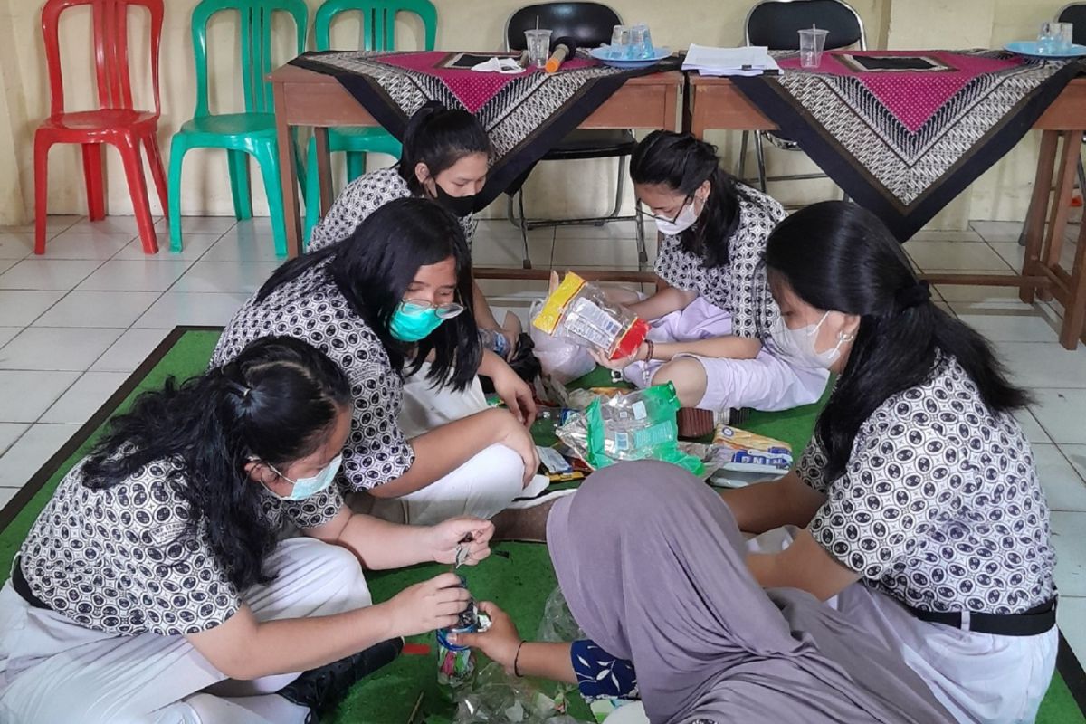 Kampus UPJ inisiasi teknologi ecobrick untuk pengelolaan sampah plastik