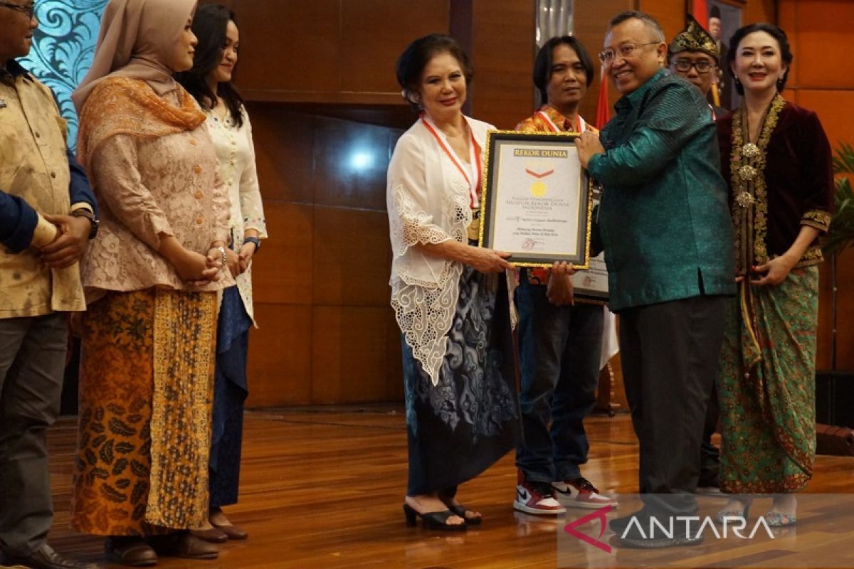 Agnes Linggar Budhisurya raih penghargaan MURI untuk pelopor melukis bebas di kain