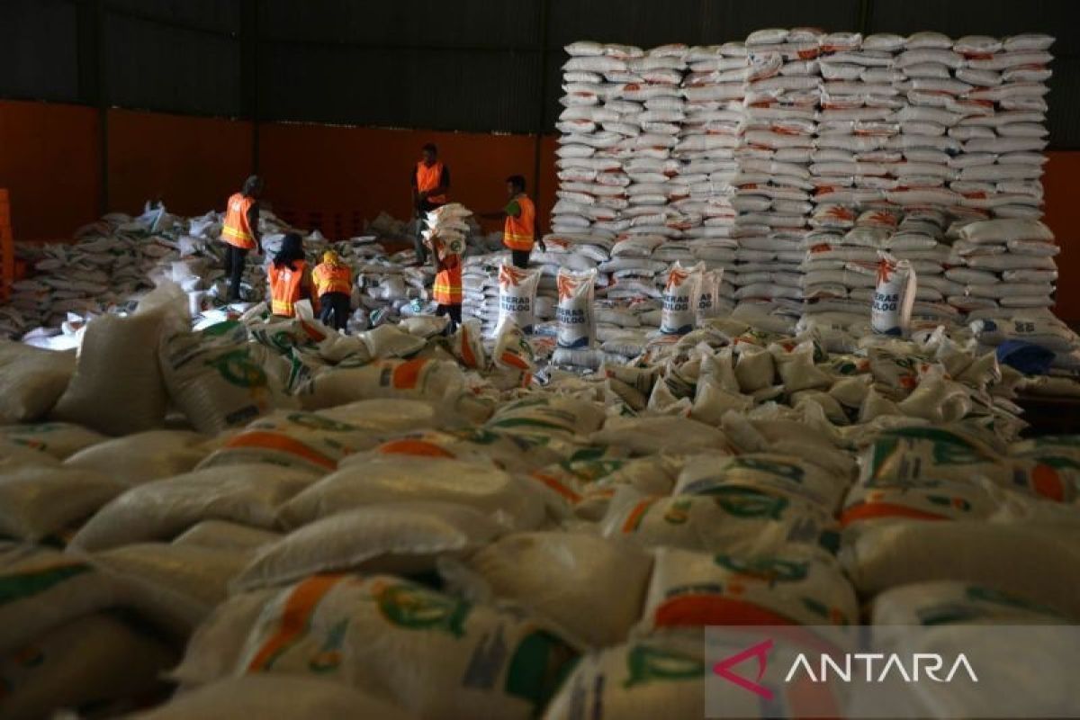 Menjamin tersediaanya stok pangan masyarakat Indonesia