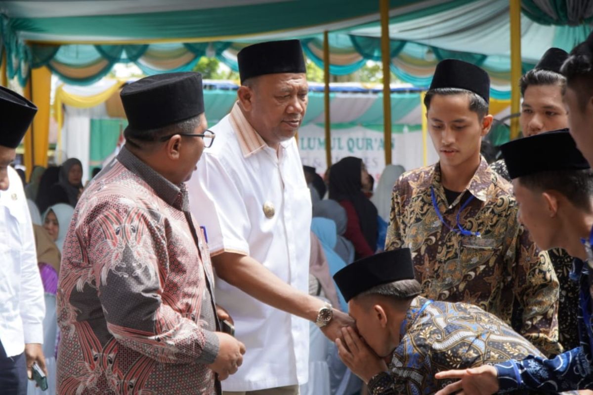 Pelaksana Tugas Bupati Syah Afandin berangkatkan umroh santri Ulumul Quran Stabat