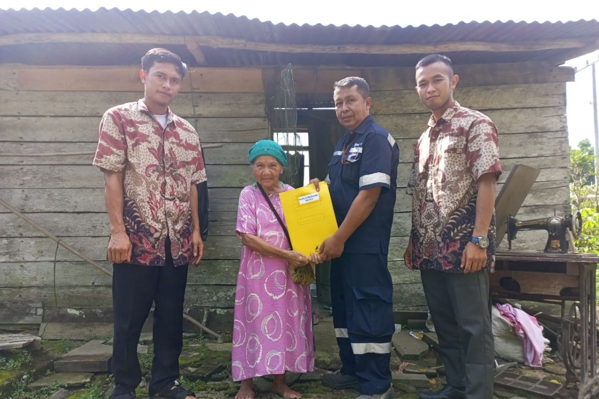 Kolaborasi PT Timah Tbk dan TNI Bangun Rumah Layak Huni untuk Nenek Sarimah