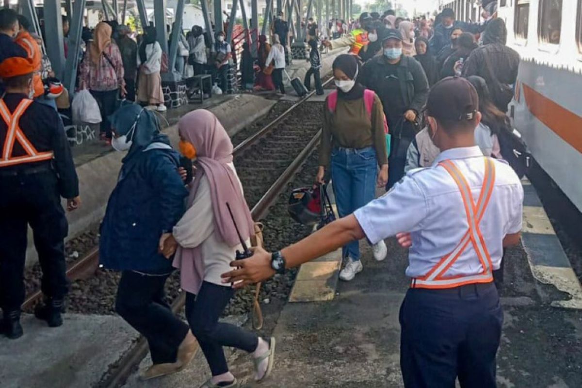 KAI komuter layani ribuan penumpang khusus di Stasiun Blitar