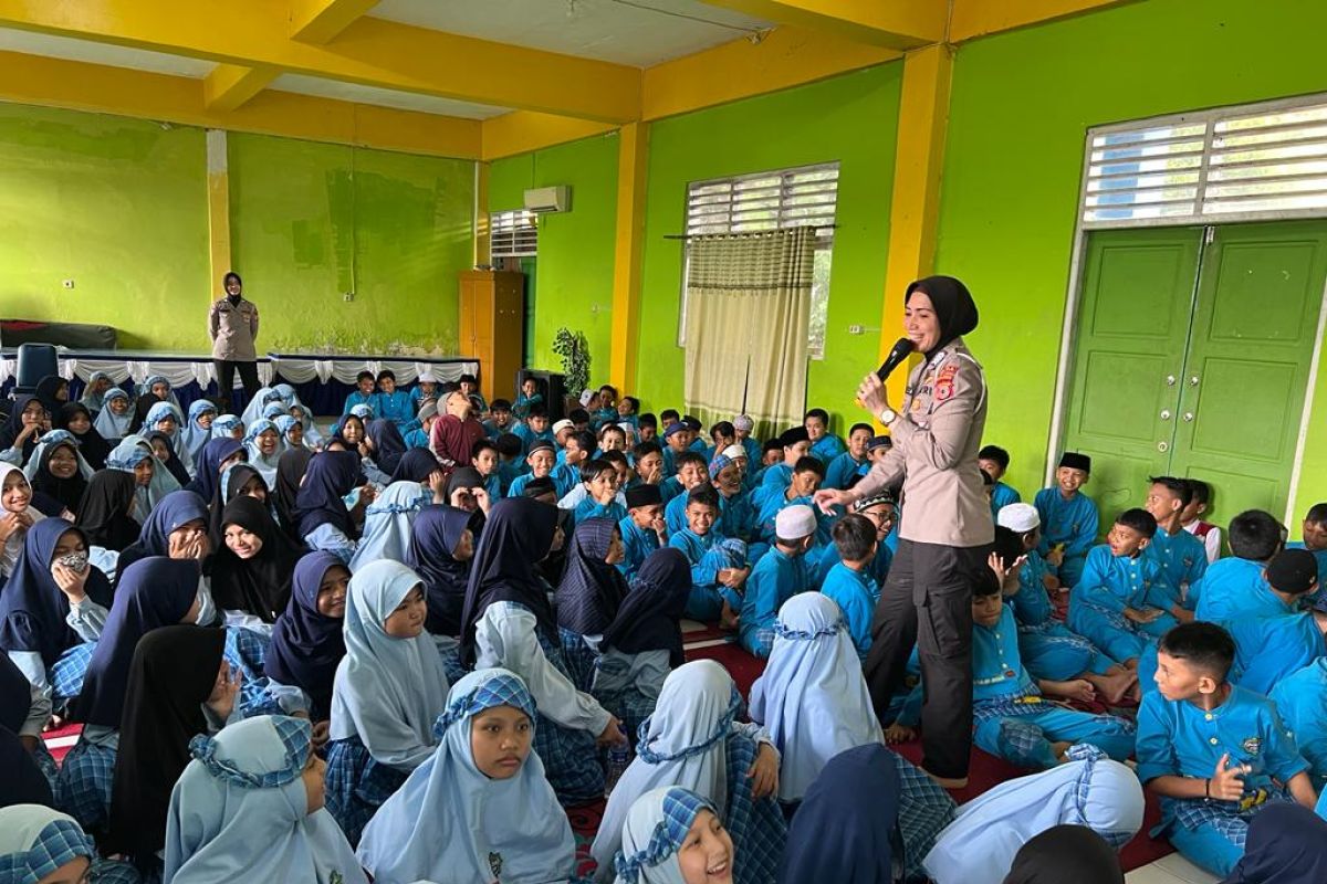 Polwan Polda Maluku sambangi sekolah beri edukasi menjaga diri dari kekerasan