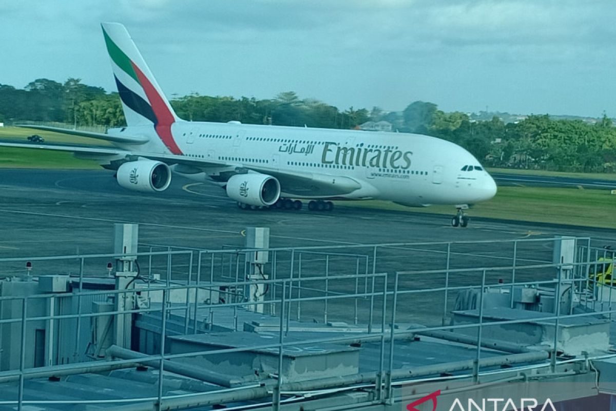 Pesawat A380 mendarat di Bandara Internasional Ngurah Rai