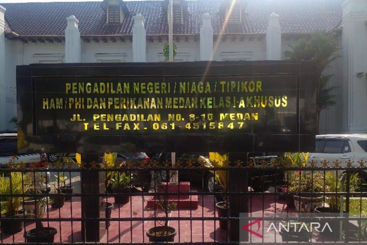 Dua kurir 20 kg sabu dan 30.000 ekstasi asal Riau disidang di Medan