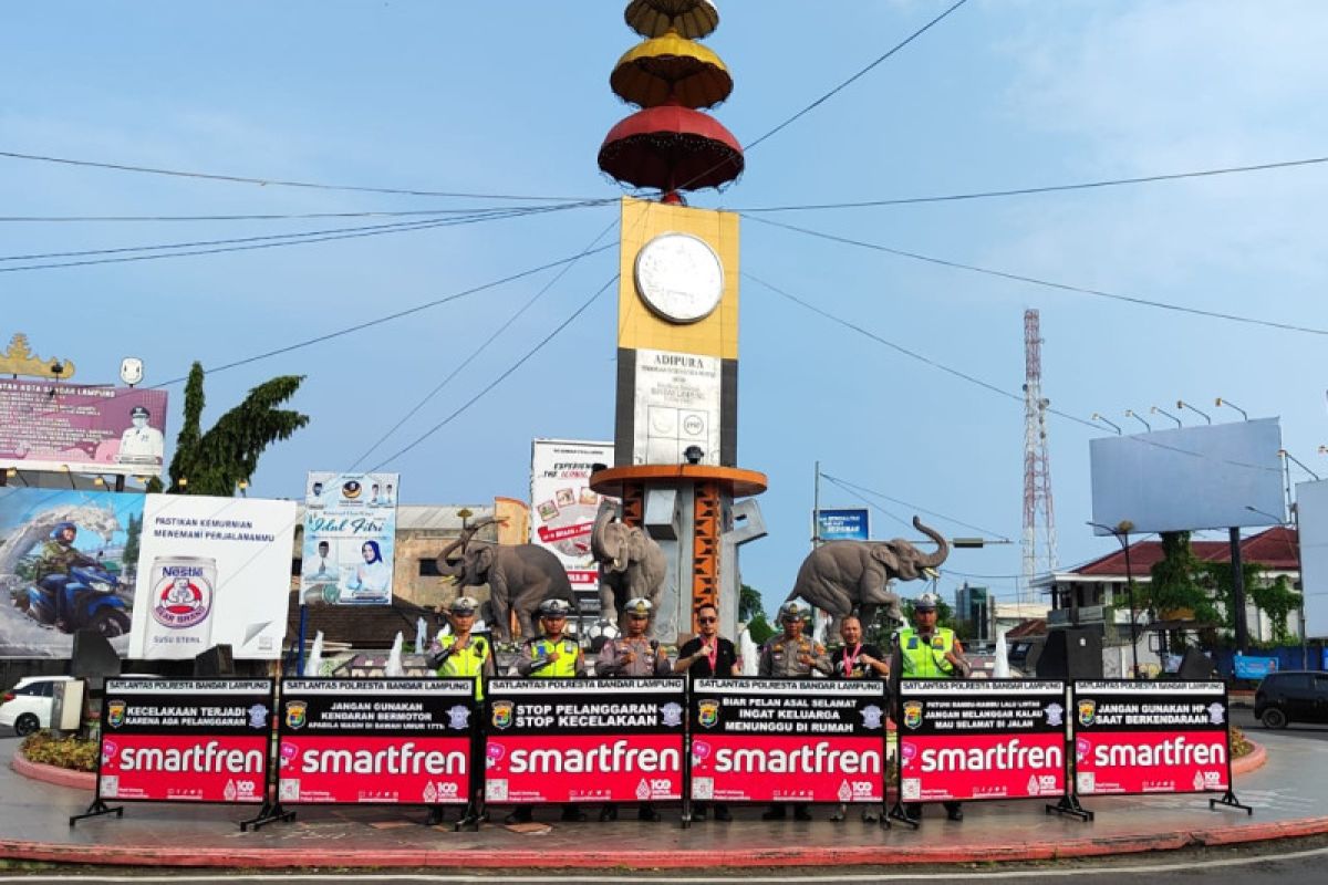 Smartfren beri bantuan pembatas jalan di Kota Bandarlampung