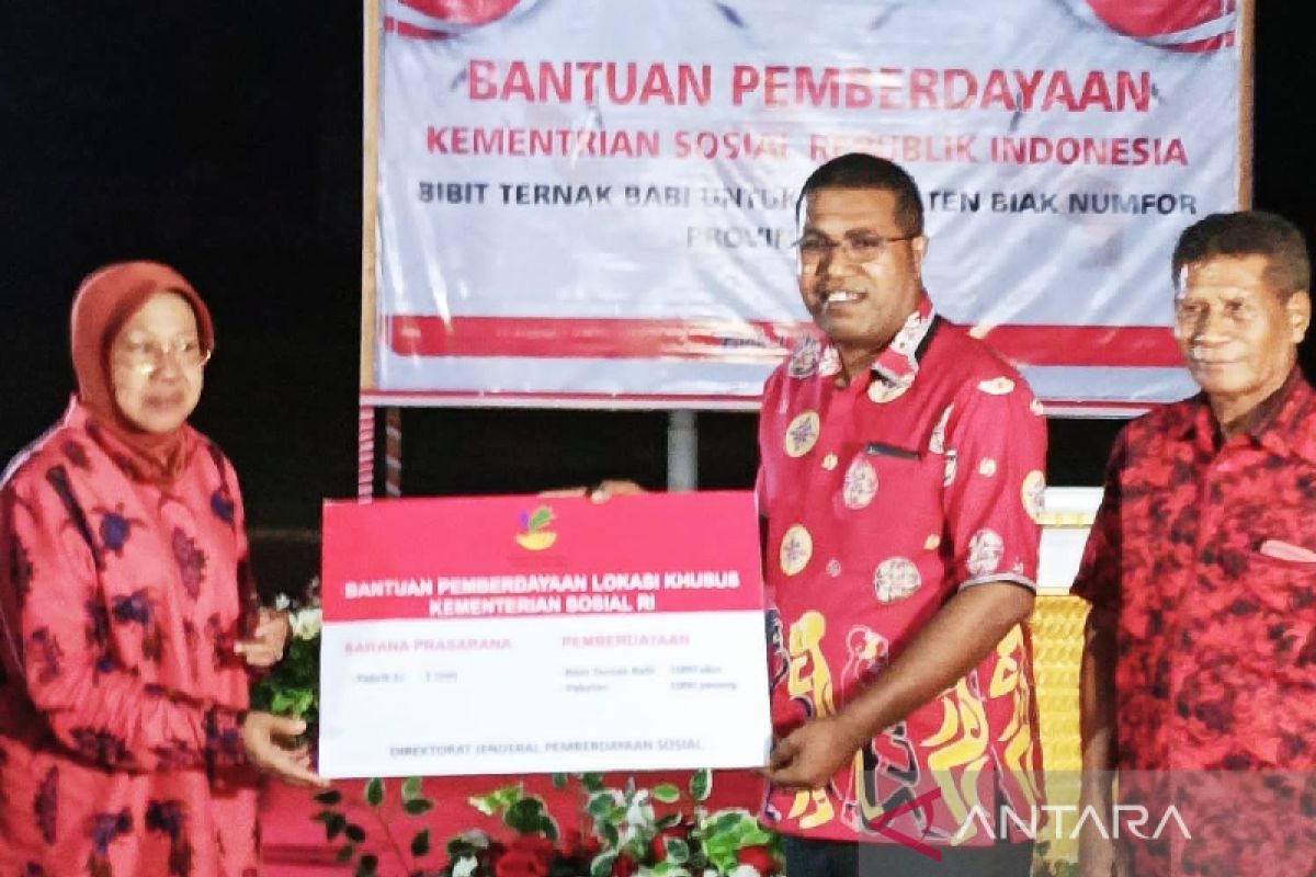 Mensos menyalurkan bantuan pemberdayaan masyarakat di Biak Numfor