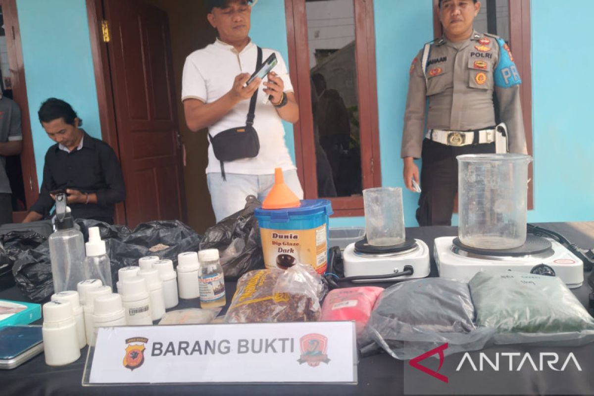 Polisi Karawang gerebek rumah kontrakan jadi tempat produksi tembakau sintetis