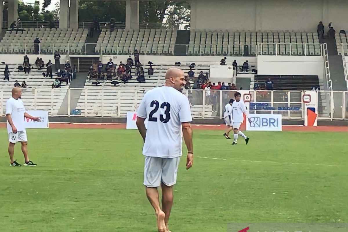 Juan Sebastian Veron nikmati bermain sepak bola tanpa alas kaki hingga canda tawa di Stadion Madya GBK