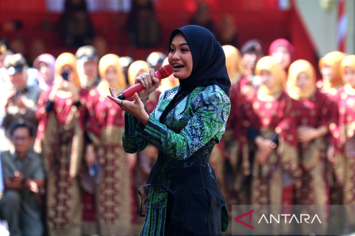Penyanyi Salma turut meriahkan upacara Hari Lahir Pancasila 2023 di Surabaya