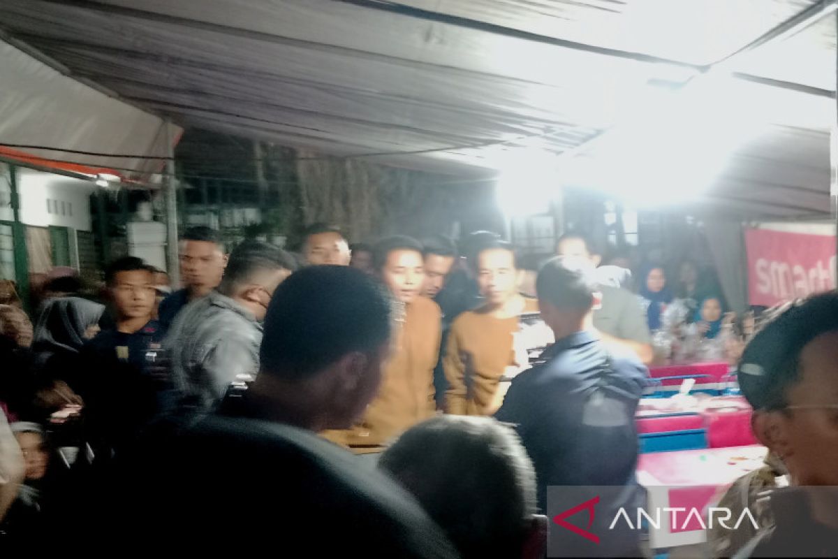 Presiden Jokowi menikmati bakmi jawa di Alun-Alun Utara Yogyakarta