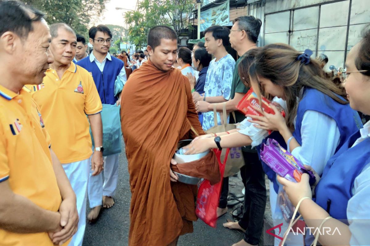 Umat Buddha Kota Denpasar ikuti ritual Pindapata sambut perayaan Waisak