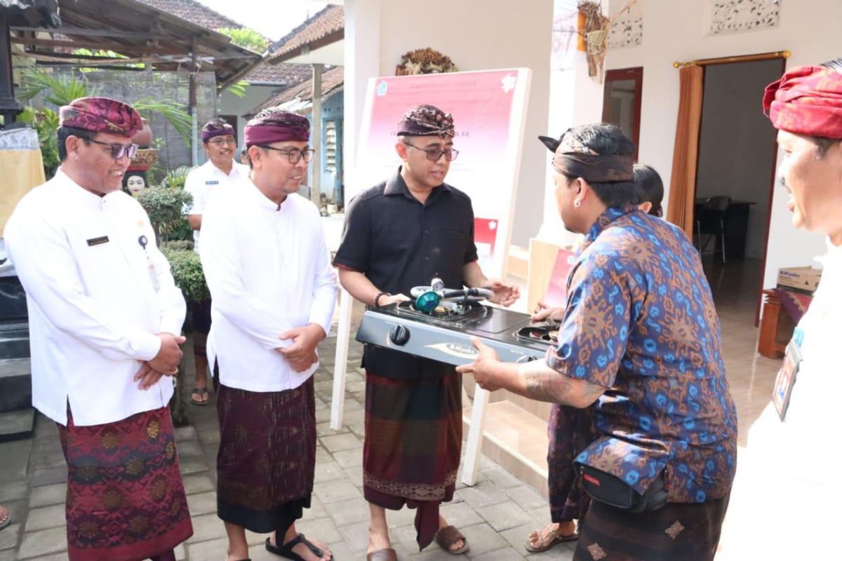 Wali Kota Denpasar serahkan bantuan rumah layak huni