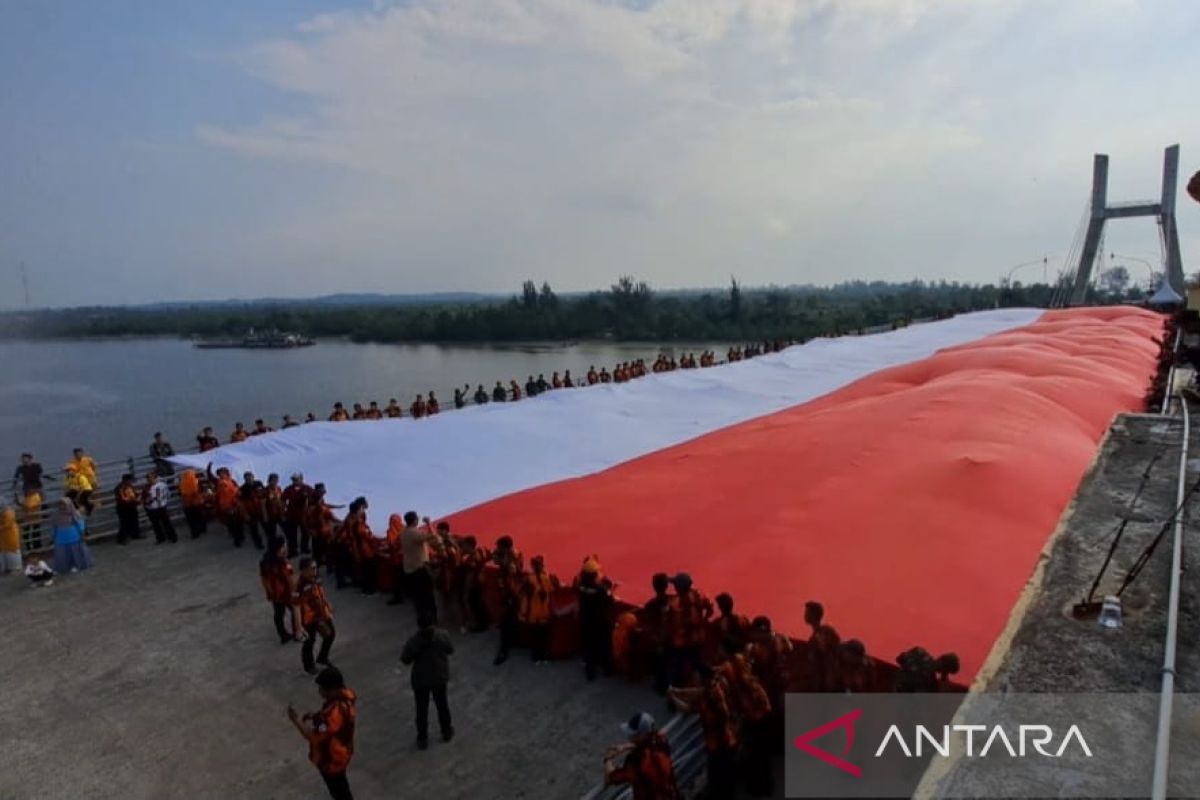 Giant nat'l flag hoisted over Pangkalpinang bridge for Pancasila Day