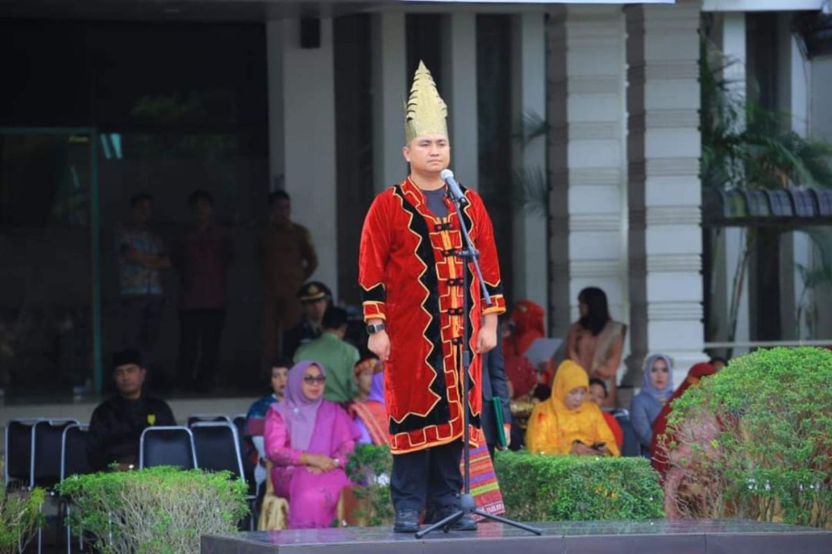 Bupati Labura pimpin upacara hari lahir Pancasila dengan pakaian adat Nias