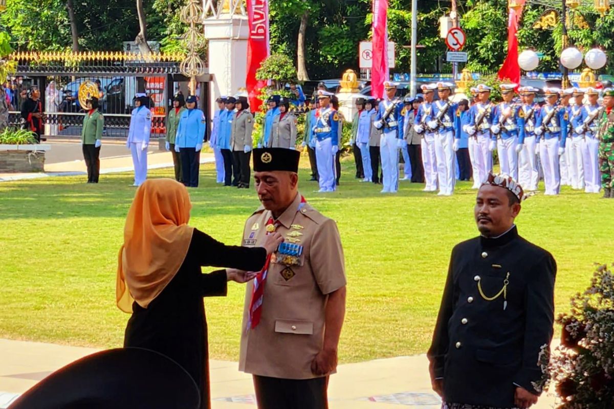 Ketua Kwarda Pramuka Jatim terima penghargaan Lencana Emas