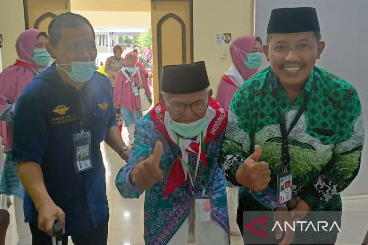 Jamaah kloter 12 Embarkasi Makassar berangkat ke Tanah Suci