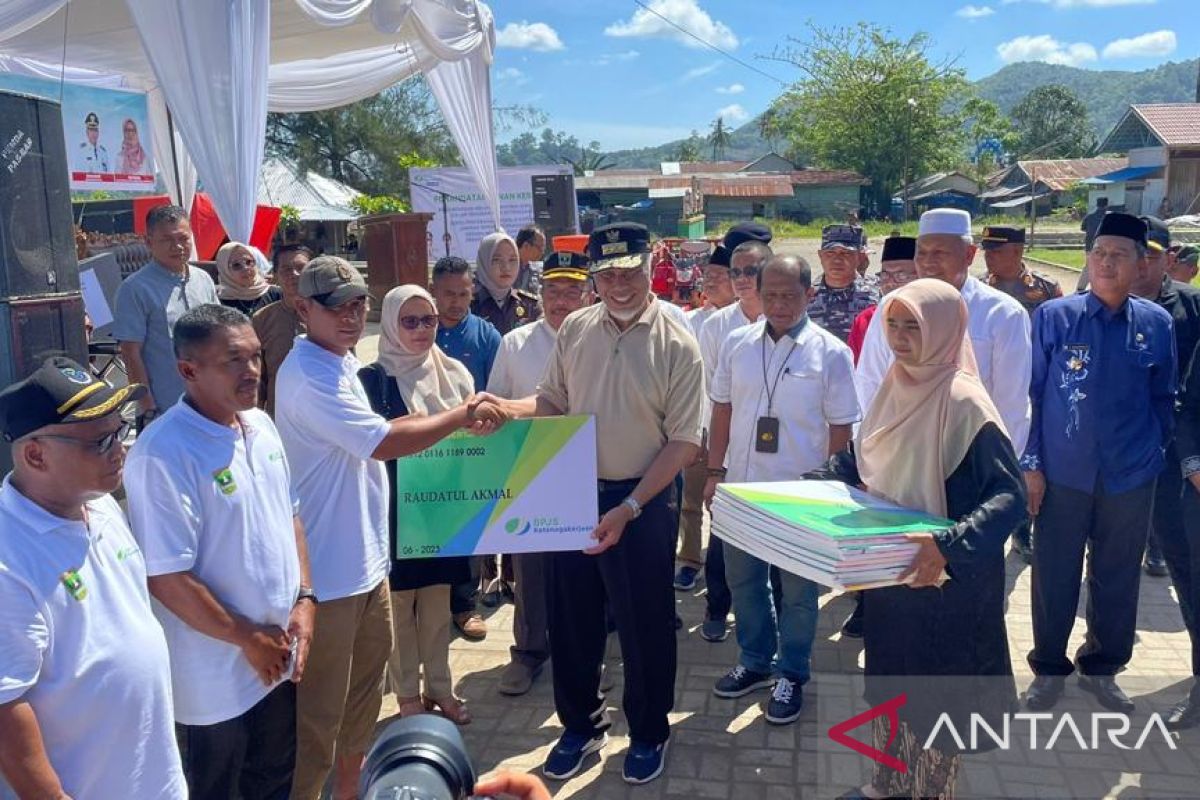 Pemprov Sumbar berikan BPJS ketenagakerjaan ke 1.100 nelayan di Air Bangis Pasaman Barat