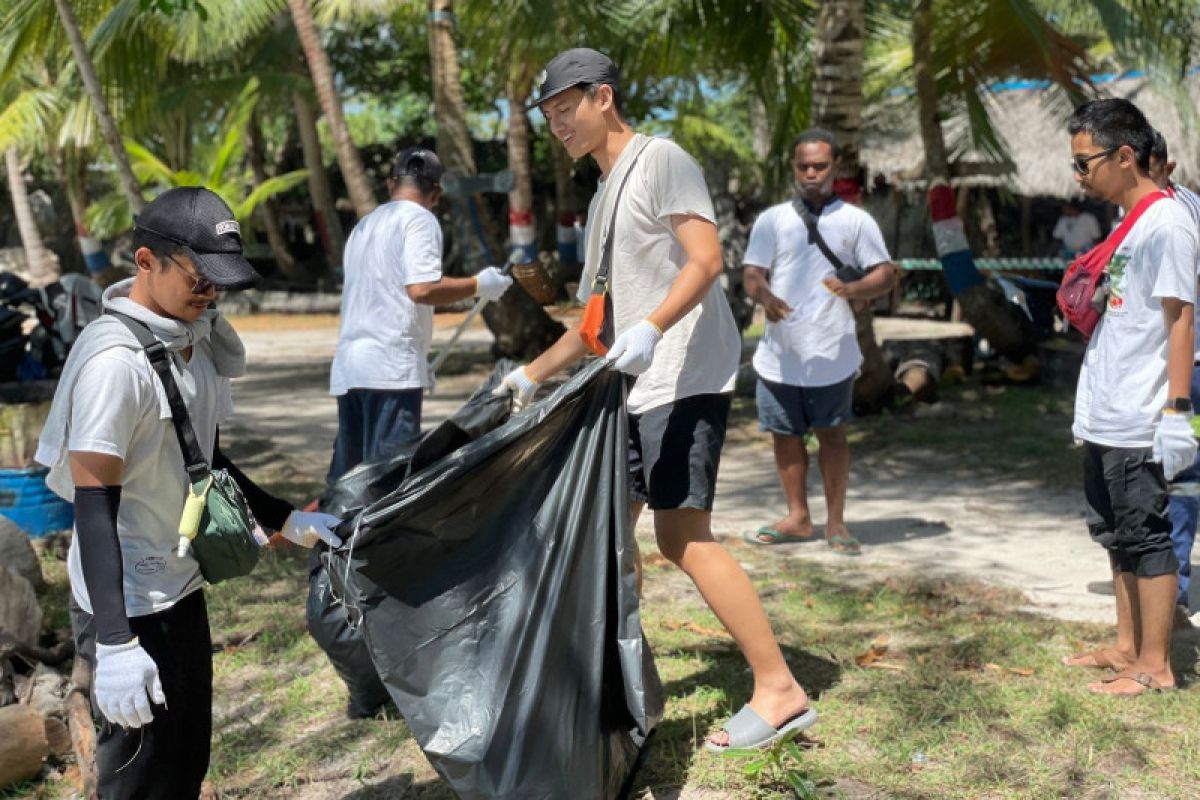 PLN ULP Moa aksi bersih sampah di Pantai Syota  Tiakur