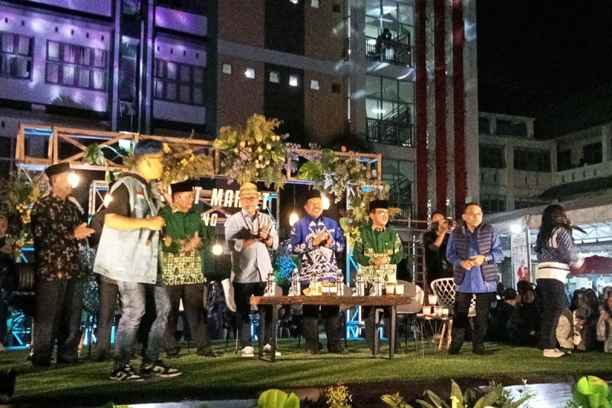 Mendag Zulhas bersama Uya Kuya dan Siti KDI ramaikan "Night Market" UMPR
