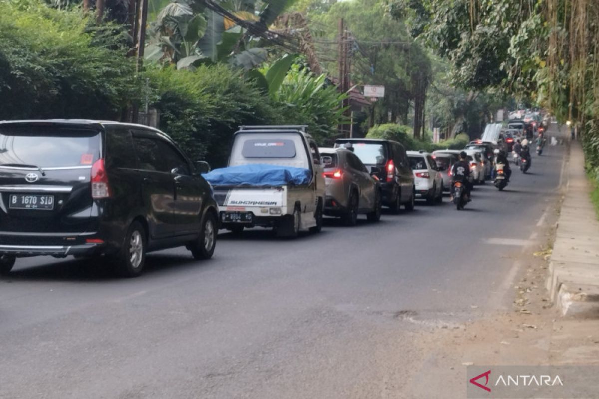 Arus kendaraan arah Lembang Bandung padat pada libur panjang Waisak