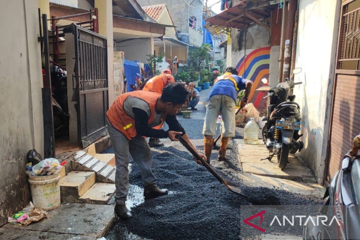 Pemkot Jakbar mengaspal jalan lingkungan di Tambora