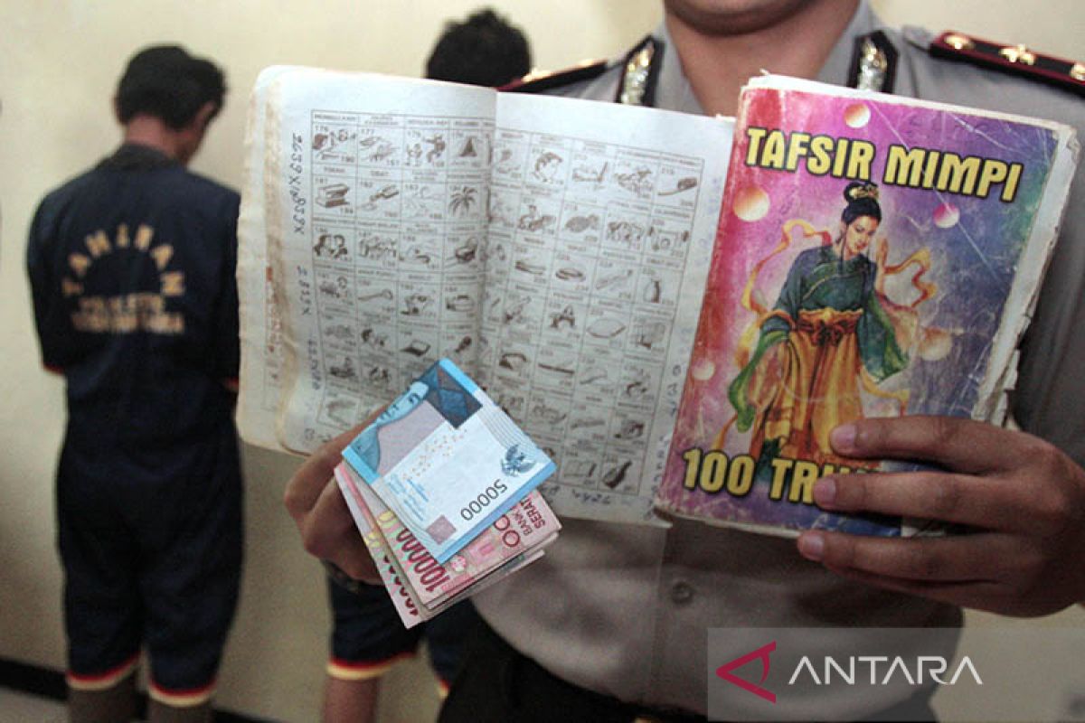 Polisi menangkap wanita diduga pengepul uang judi daring di Jakbar