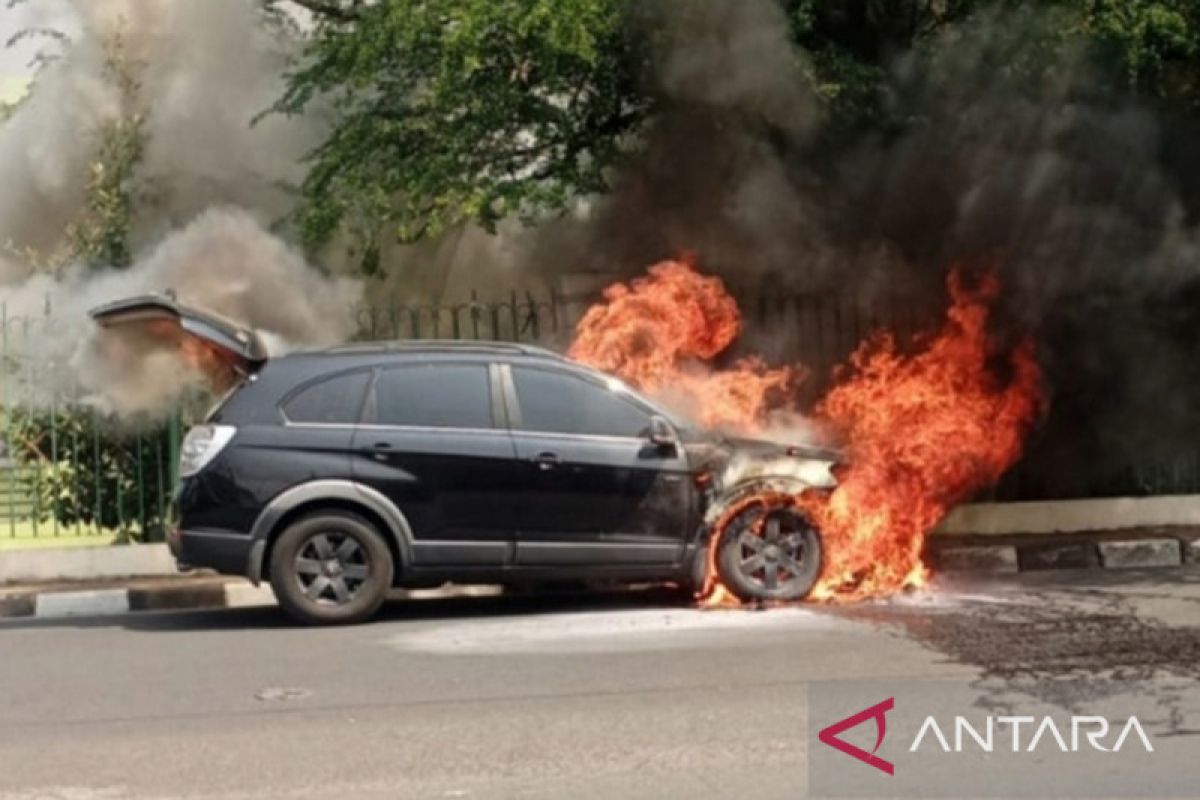 Sebuah mobil terbakar di Jalan Raya Bogor