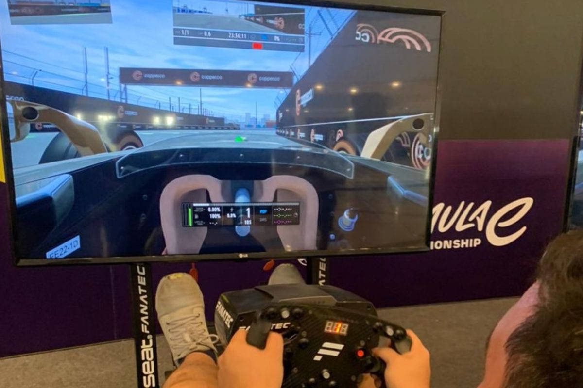 Penonton Formula E bisa coba simulator balapan mobil di Mal Beach City